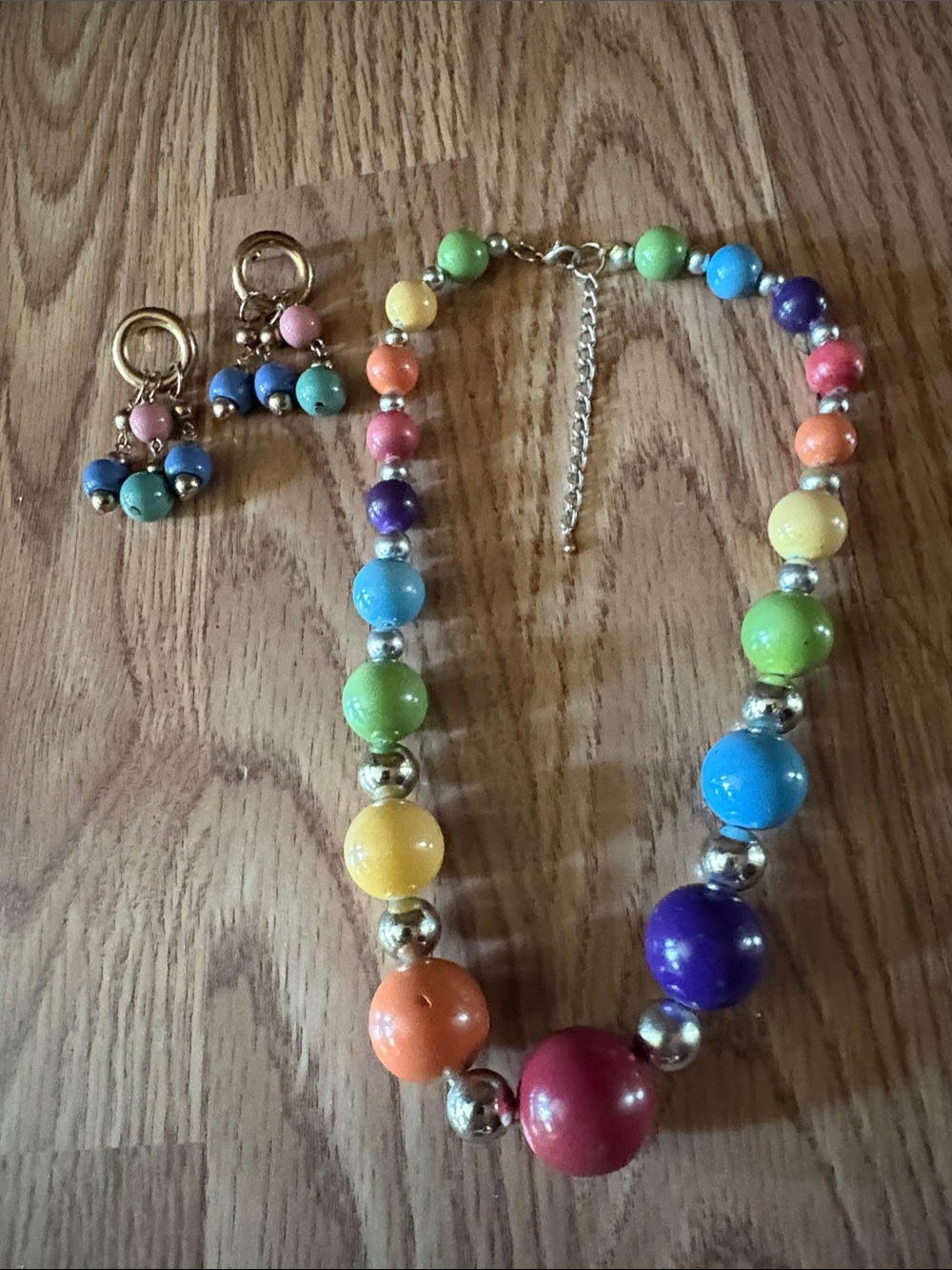 VINTAGE GRADUATED MULTICOLORED BEADED 18-21" NECKLACE AND 2" EARRING SET - Picture 2 of 8
